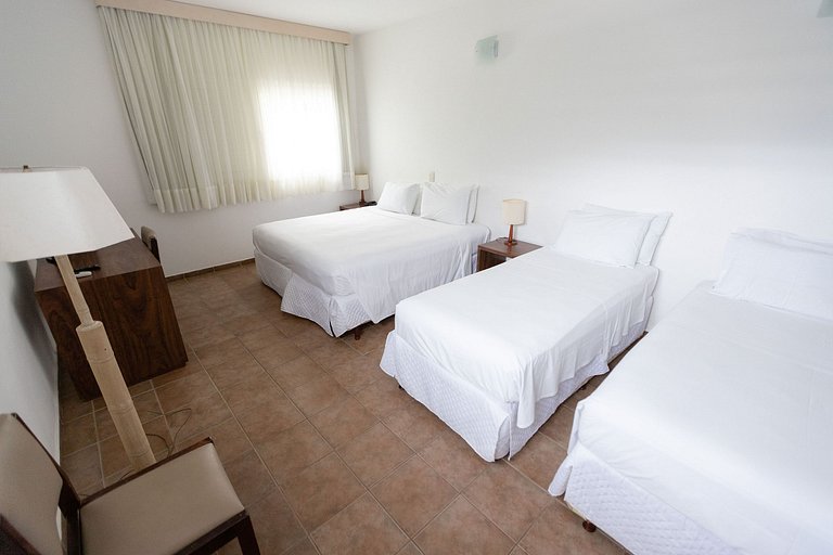 Apartamento 276 confortável em condo hotel em frente ao mar