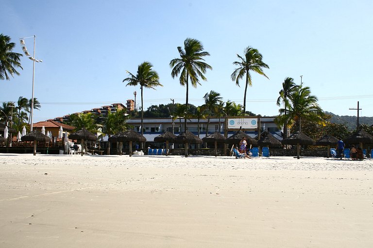 Apartamento 276 confortável em condo hotel em frente ao mar