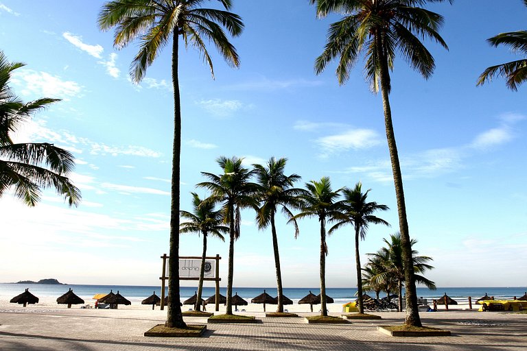 Apartamento 276 confortável em condo hotel em frente ao mar