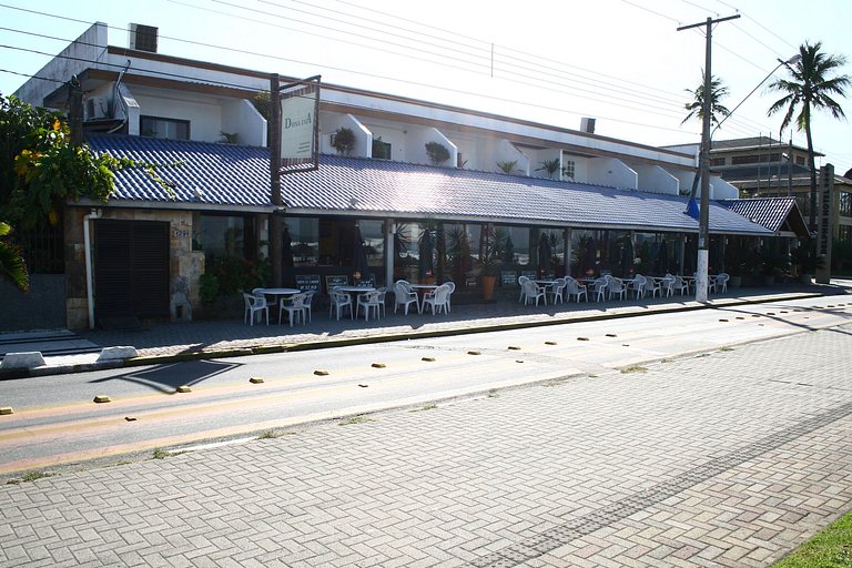 Apartamento 276 confortável em condo hotel em frente ao mar