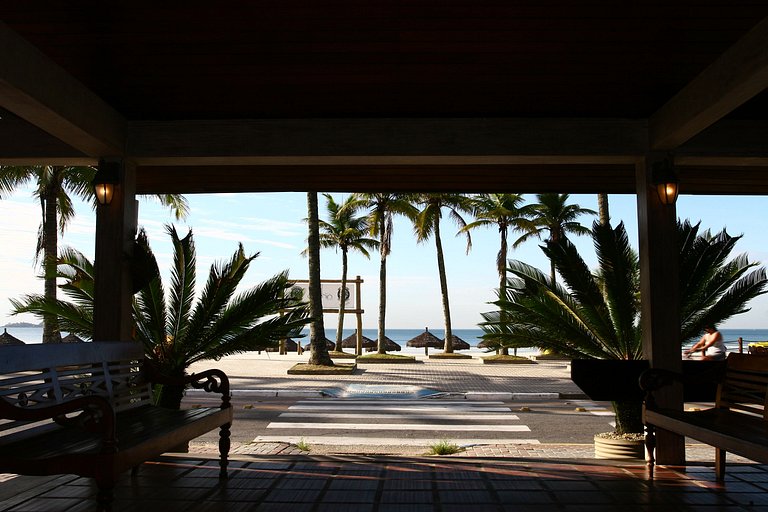 Apartamento 276 confortável em condo hotel em frente ao mar