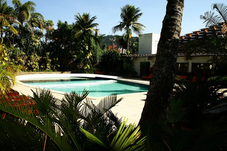 Apartamento 276 confortável em condo hotel em frente ao mar