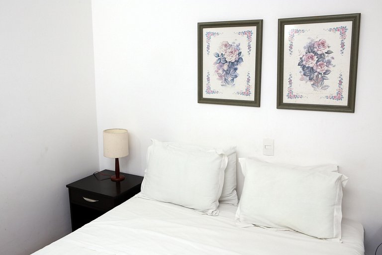 Apartamento 273 confortável em condomínio em hotel em frente