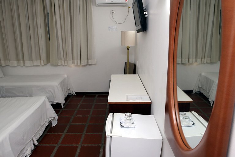 Apartamento 273 confortável em condomínio em hotel em frente