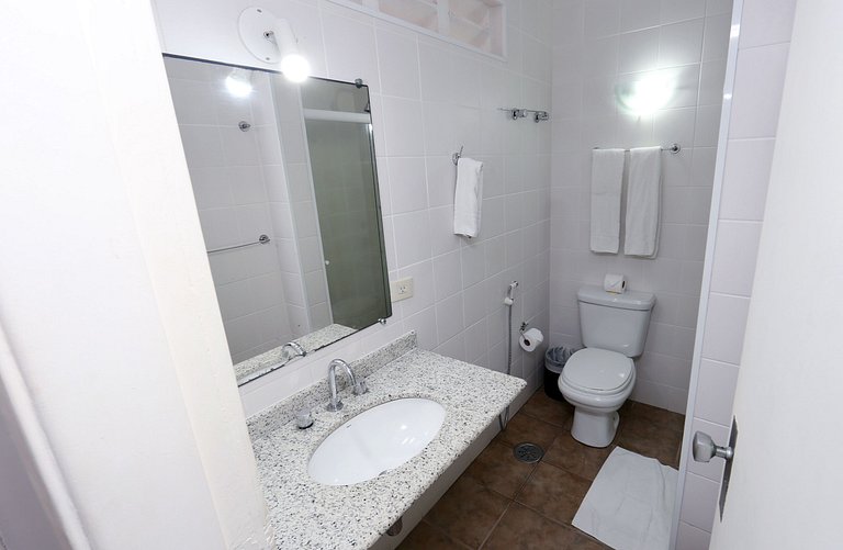 Apartamento 273 confortável em condomínio em hotel em frente