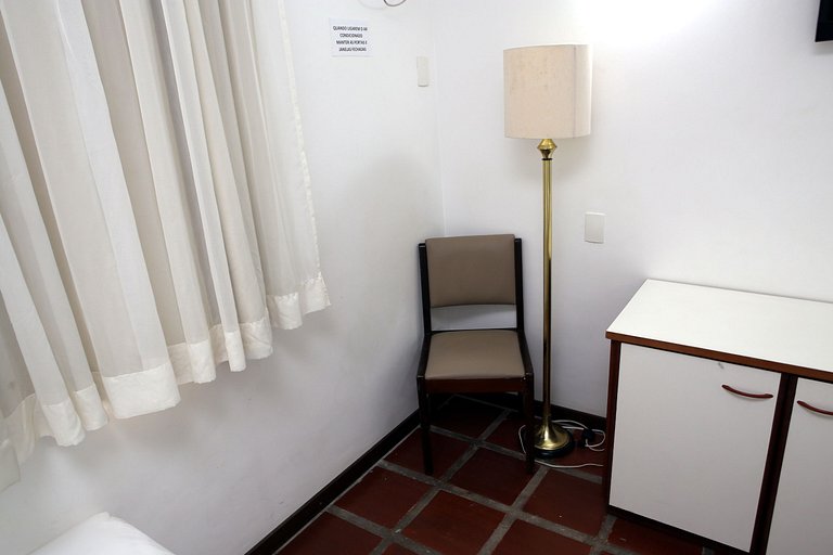 Apartamento 273 confortável em condomínio em hotel em frente