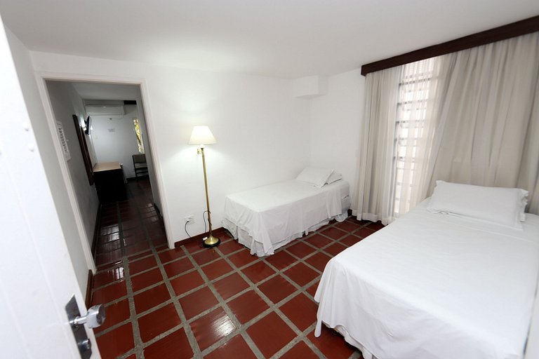 Apartamento 274 confortável em condomínio em hotel em frente