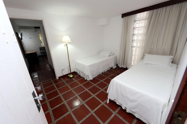 Apartamento 274 confortável em condomínio em hotel em frente