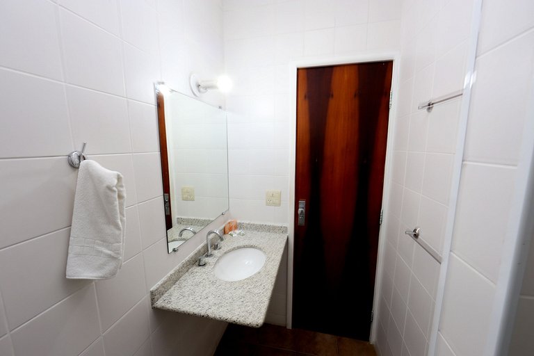 Apartamento 274 confortável em condomínio em hotel em frente