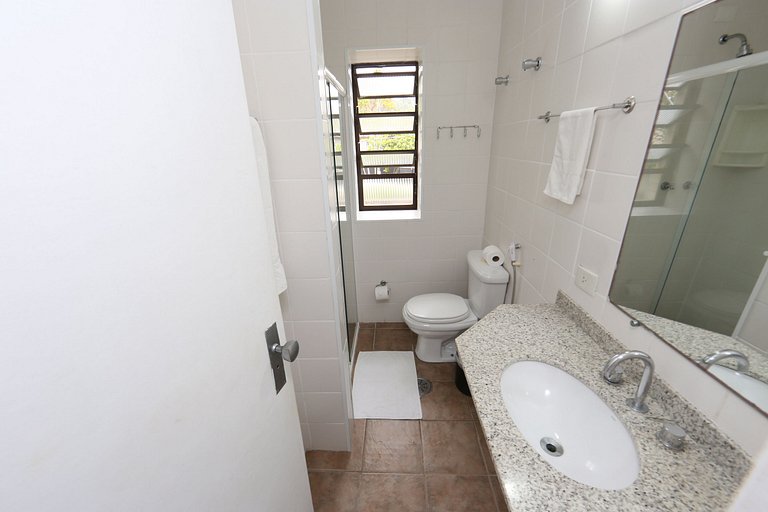 Apartamento 275 confortável em condomínio em hotel em frente