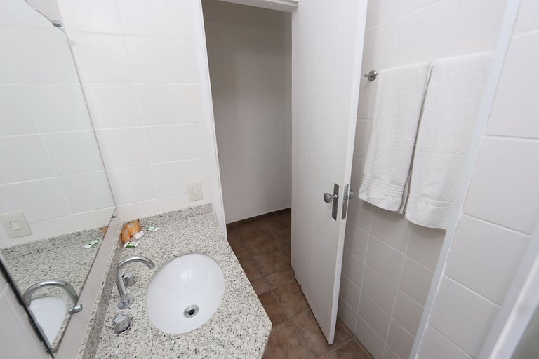 Apartamento 275 confortável em condomínio em hotel em frente