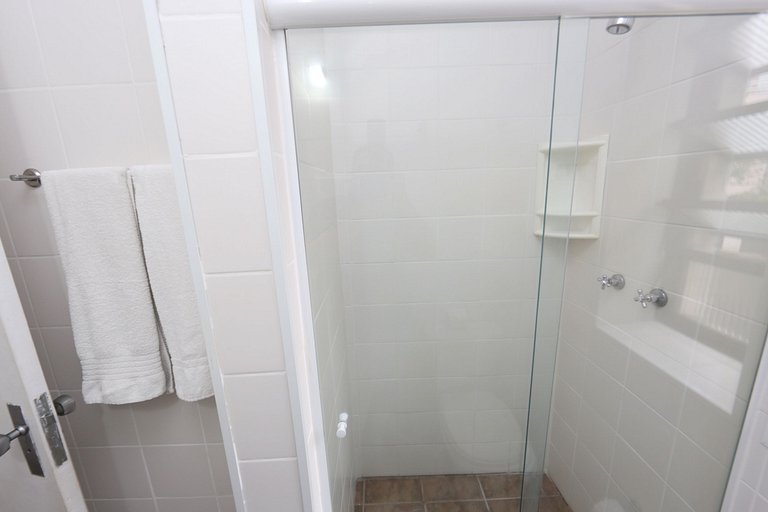 Apartamento 275 confortável em condomínio em hotel em frente