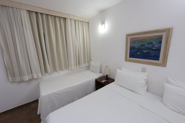 Apartamento 275 confortável em condomínio em hotel em frente