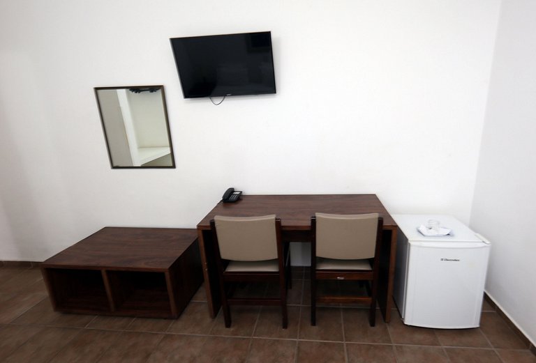 Apartamento 275 confortável em condomínio em hotel em frente
