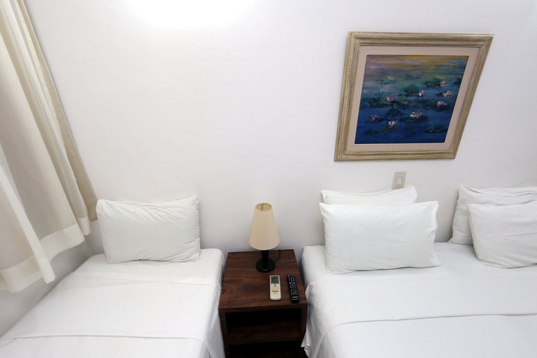 Apartamento 275 confortável em condomínio em hotel em frente