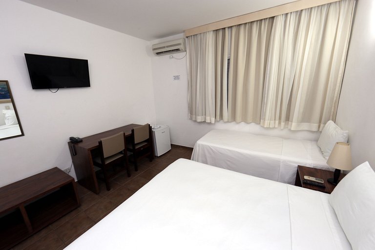 Apartamento 275 confortável em condomínio em hotel em frente