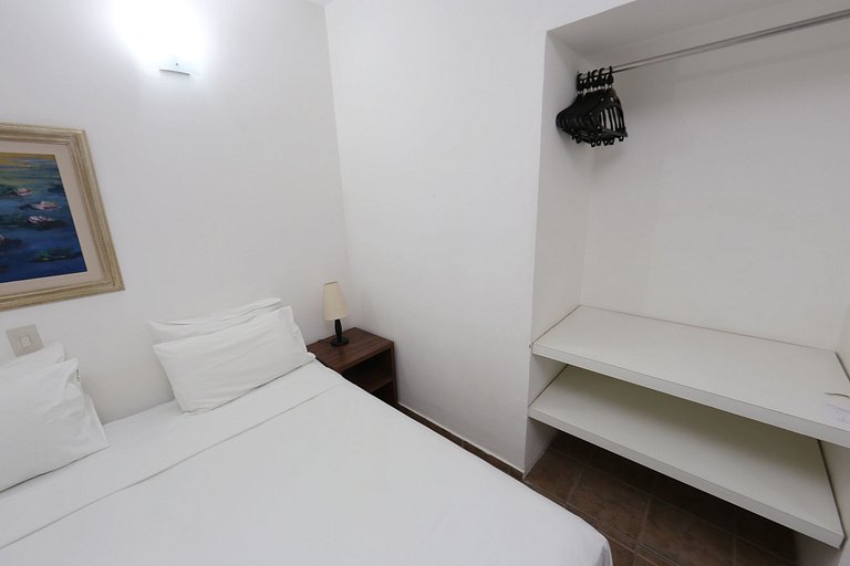 Apartamento 275 confortável em condomínio em hotel em frente