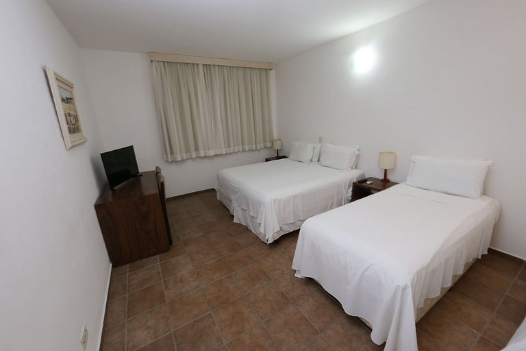 Apartamento 276 confortável em condo hotel em frente ao mar