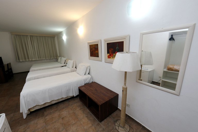 Apartamento 276 confortável em condo hotel em frente ao mar