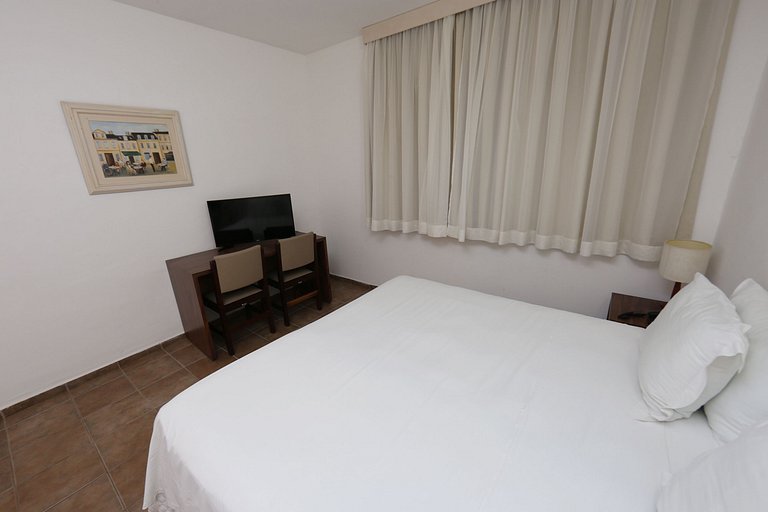 Apartamento 276 confortável em condo hotel em frente ao mar