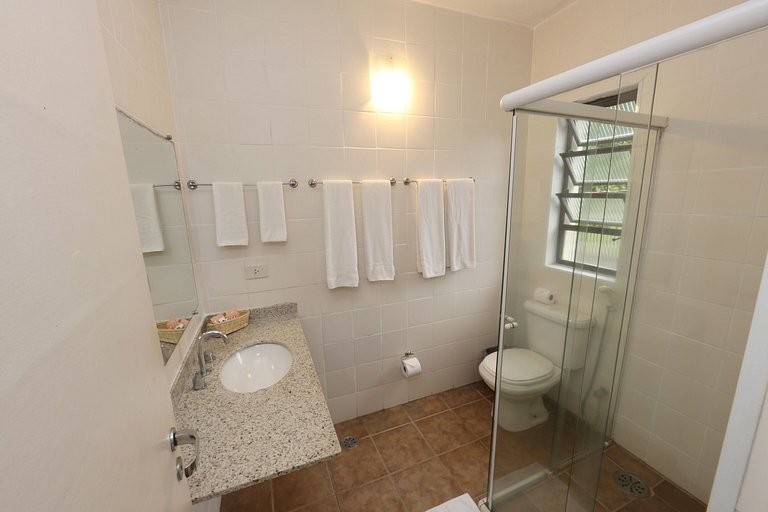 Apartamento 276 confortável em condo hotel em frente ao mar