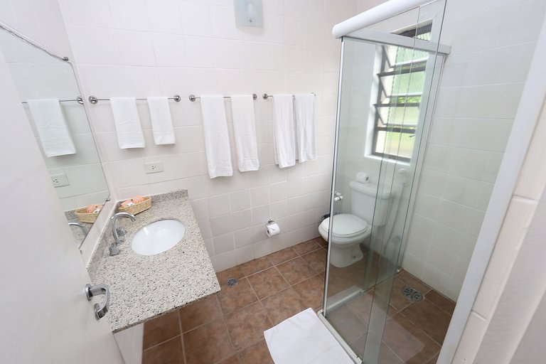Apartamento 276 confortável em condo hotel em frente ao mar