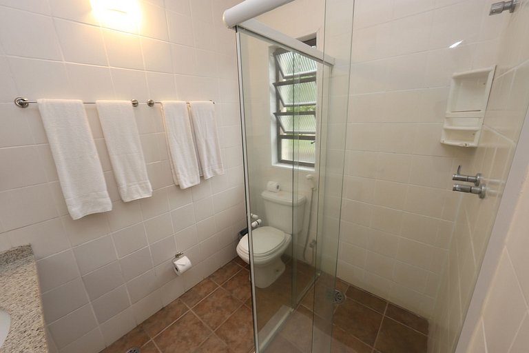 Apartamento 276 confortável em condo hotel em frente ao mar