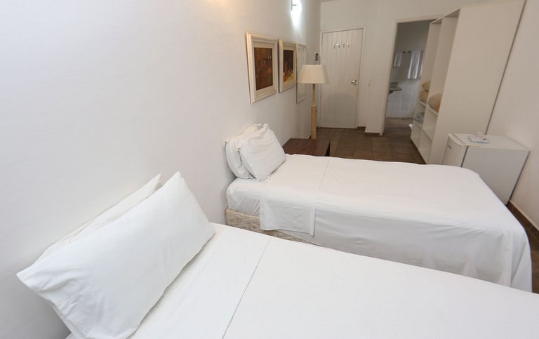 Apartamento 276 confortável em condo hotel em frente ao mar