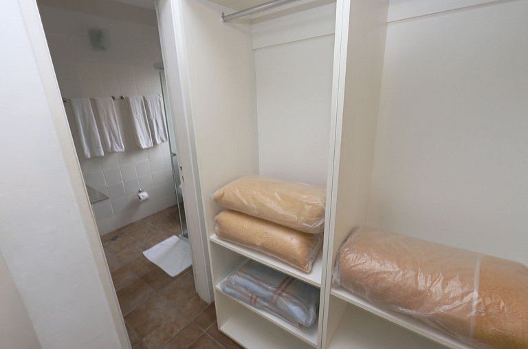 Apartamento 276 confortável em condo hotel em frente ao mar