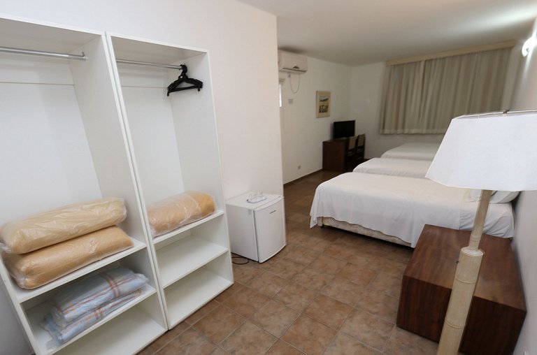 Apartamento 276 confortável em condo hotel em frente ao mar