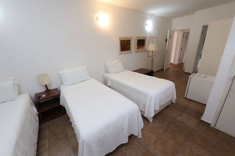 Apartamento 276 confortável em condo hotel em frente ao mar
