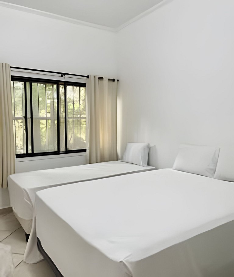 Apartamento 113 confortável em condomínio em hotel em frente