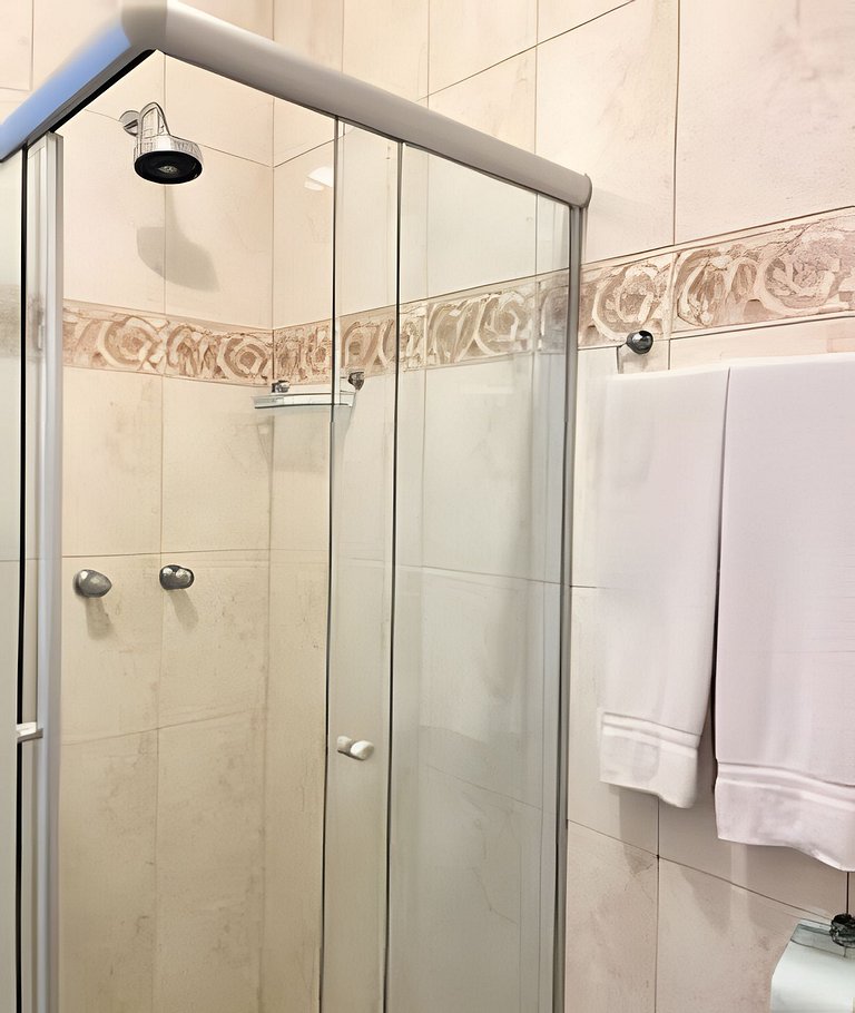 Apartamento 113 confortável em condomínio em hotel em frente