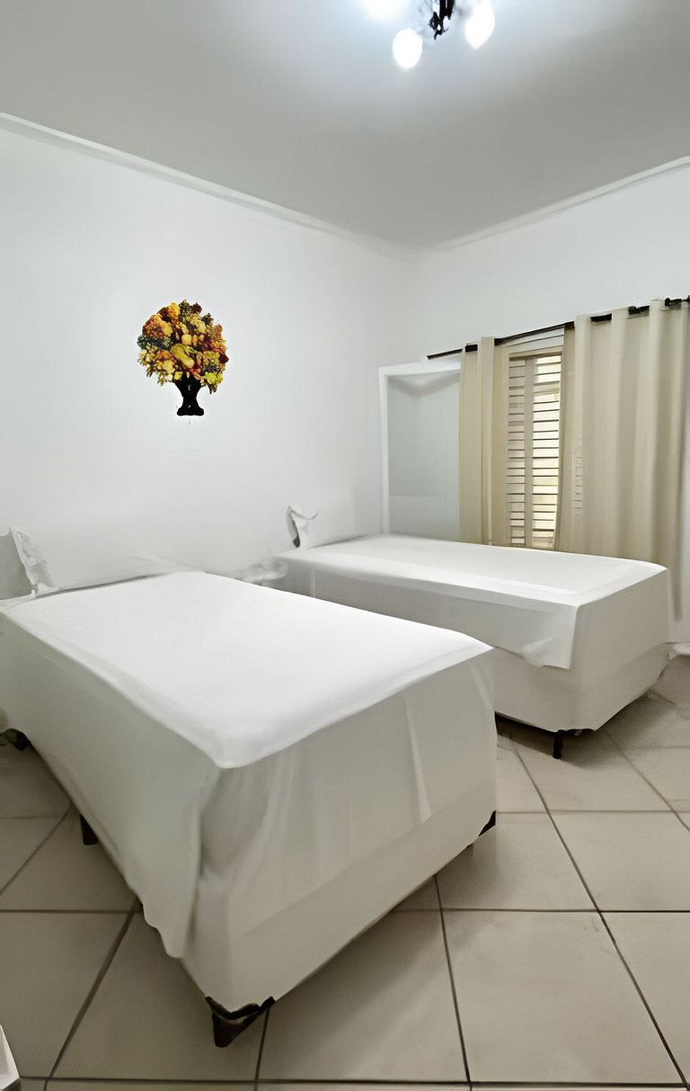 Apartamento 113 confortável em condomínio em hotel em frente
