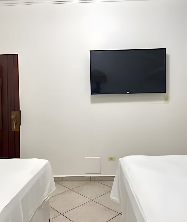 Apartamento 113 confortável em condomínio em hotel em frente