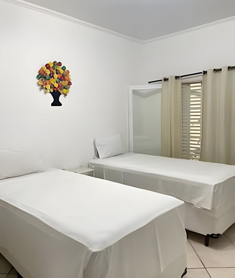 Apartamento 113 confortável em condomínio em hotel em frente
