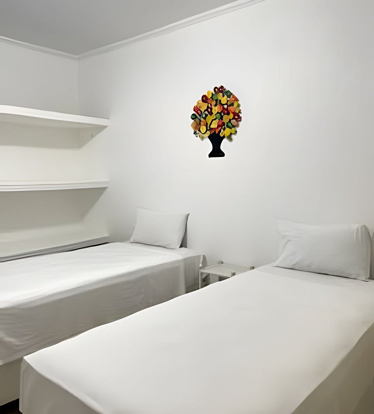 Apartamento 113 confortável em condomínio em hotel em frente