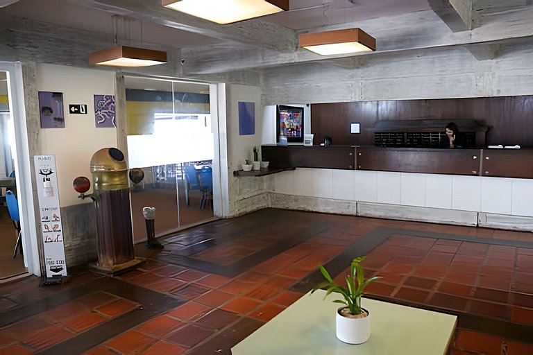 Apartamento 113 confortável em condomínio em hotel em frente