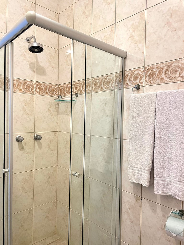 Apartamento 113 confortável em condomínio em hotel em frente